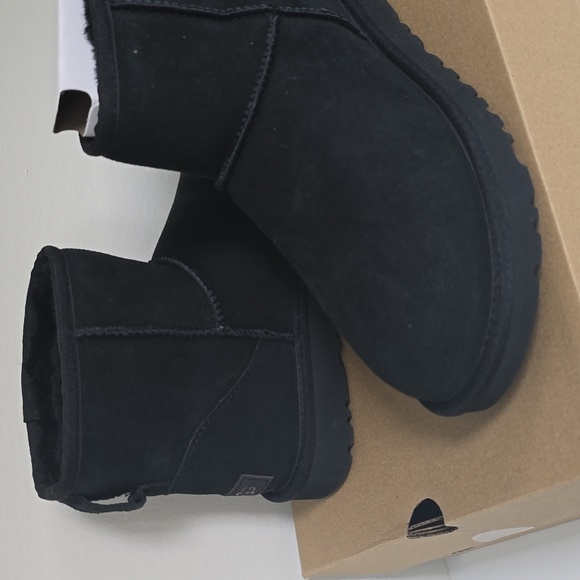 Ugg Boots Size 8 Classic Mini NWT - Picture 2 of 5
